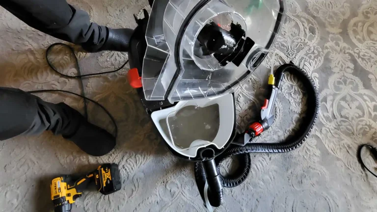 Smutsigt vatten efter professionell sofftvätt – bevis på djuprengöring